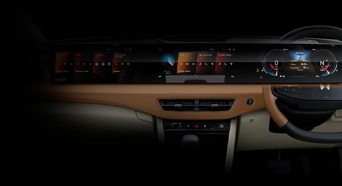 Interior Dashboard & Front Cabin View
