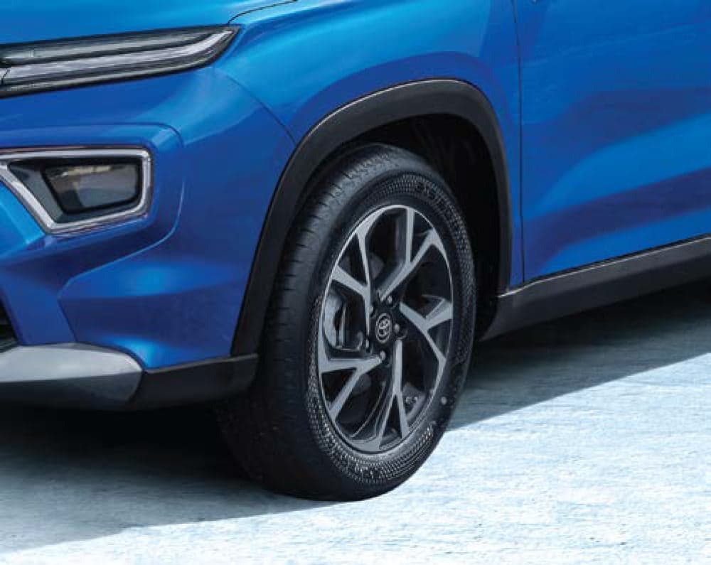 Sleek and Dynamic 17-inch Alloy Wheels