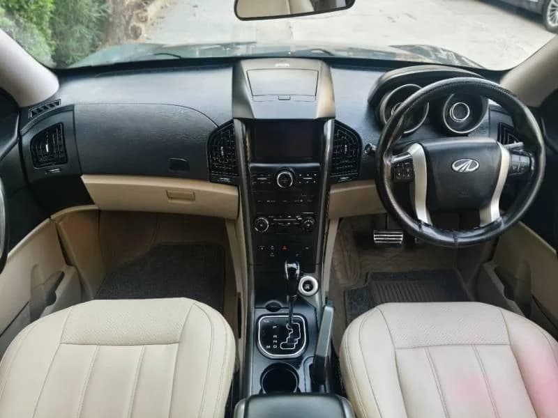 Mahindra XUV500 W10 AWD AT